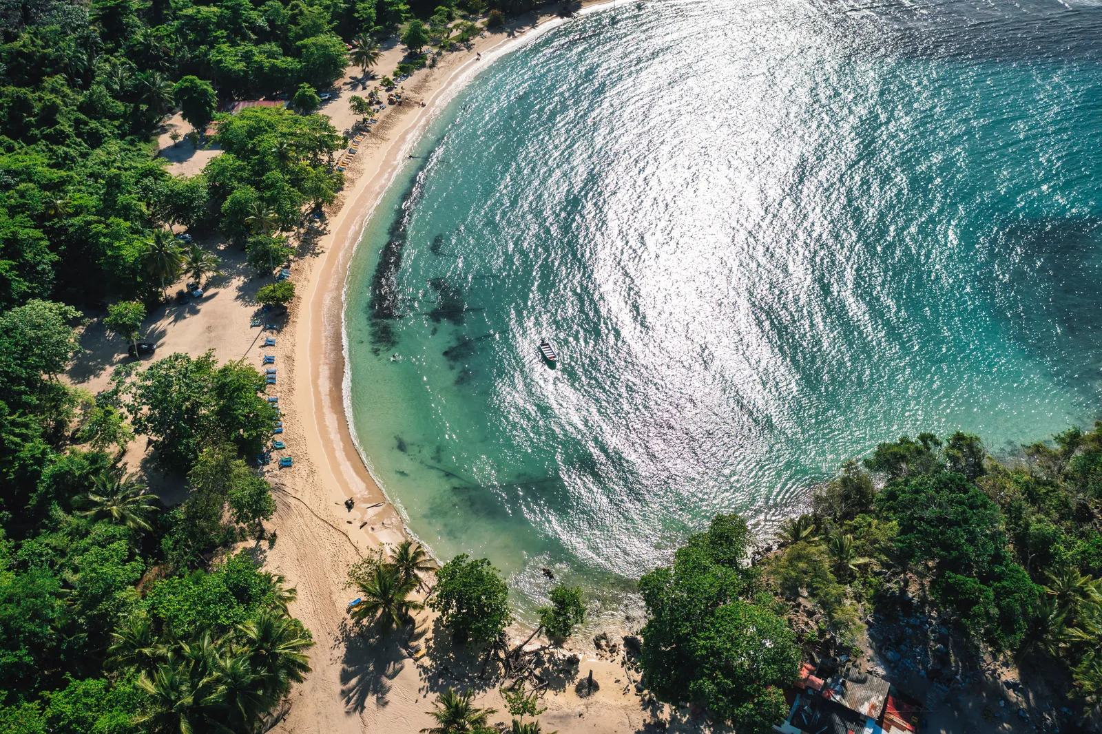 Samaná, contrastes de verdes lomas y playas de arenas blancas. República Dominicana